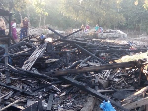 DOK FB/AKBAR: Puing-puing rumah warga RT 08 Sangia yang terbakar Rabu siang lalu.
