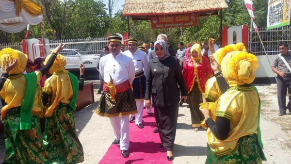 dokhumaspro: Ketua KPU RI didamping Bupati Bima saat menuju lokasi peresmian Sancaka Pemilu, Kamis lalu.