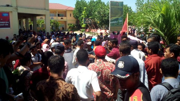 Ratusan mahasiswa STKIP Taman Siswa aksi menyorot dugaan pungli dan ppenggelapan di kampus.
