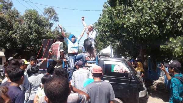 Warga Rasabou saat aksi di depan kantor desa menyorot transparansi ADD dan ZIS, Senin.