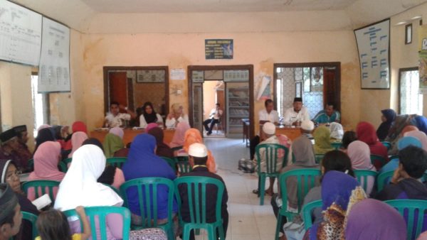 Pertemuan di Kantor Desa Monggi untuk memvalidasi penerima PKH, Rabu.