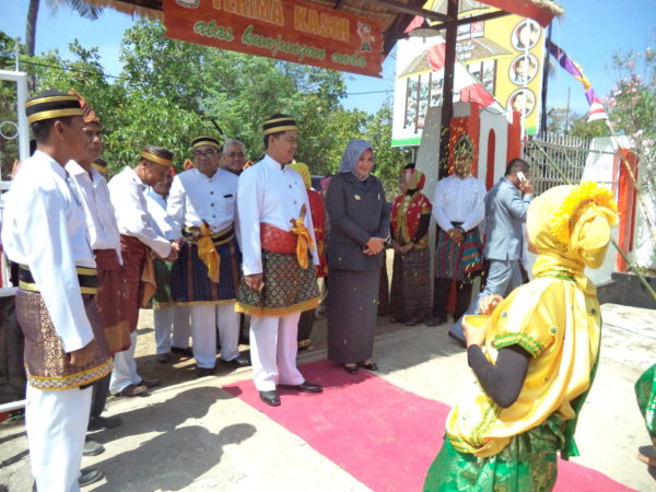 Ketua KPU RI, Juri Ardianto, bersama Bupati Bima, Hj. Indah Dhamayanti Putri saat tiba di KPU Kabupaten Bima meresmikan Sancaka Pemilu.
