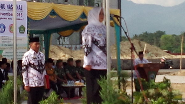 Bupati Bima saat menjadi inspektur upacara peringatan HGN dan PGRI, Jumat.