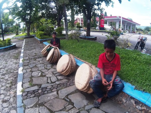 Dua bocah Tarlawi penjual Tampi saat istirahat di Taman Ria.