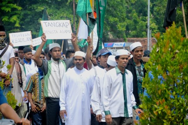Aksi Damai 212 Bela Islam Jilid III di Bima, Jumat (2/12/2016) menuntut Ahok ditahan.