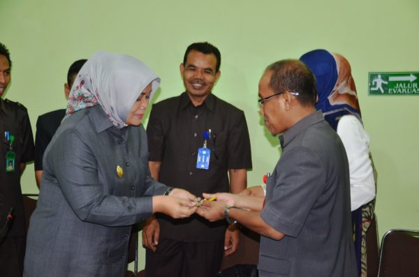 Bupati Bima, Hj Indah Dhamayanti Putri menerima Tim Survai Akreditasi Rumah Sakit Pusat , Kamis (1/12/2016).