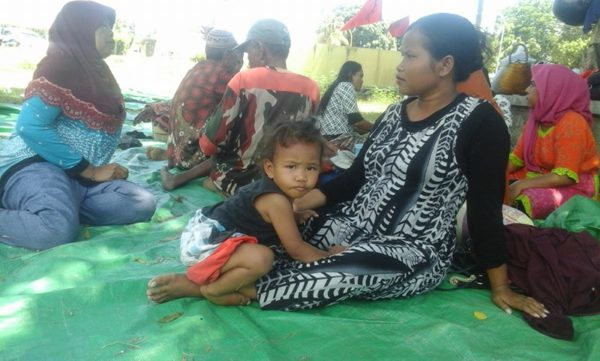 Seorang perempuan hamil tua, warga Desa Oi Katupa Kecamatan Tambora yang sedang menunggu keputusan DPRD Kabupaten Bima.