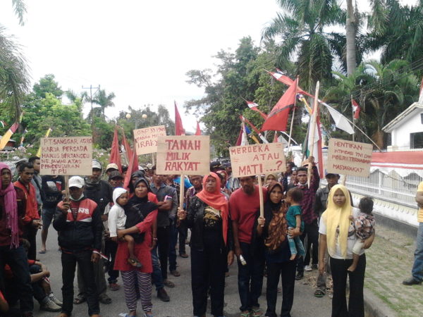 Warga Oi Katupa yang mendesak penghentian aktivitas PT Sanggar Agro. 