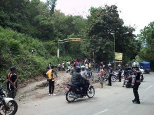 Aksi Blokir jalan oleh warga Oimbo akibat penyegelan mata air PDAM oleh Warga Nungga, Jumat.