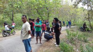 Aksi blokir jalan yang dilakukan oleh Warga Oi Mbo Kelurahan Kumbe sebagai reaksi penyegelan sumber air PDAM oleh warga Nungga.