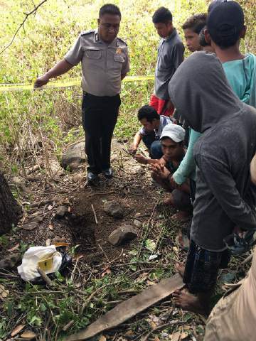 Polisi dan warga saat melihat lokasi penemuan orok di Kelurahan Nungga