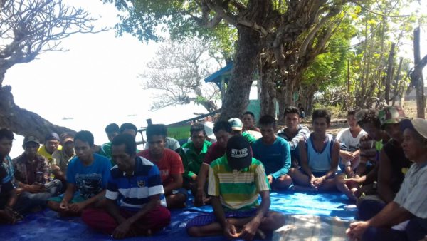 foto jun: Para nelayan di Teluk Cempi saat mendengarkan materi sosialisasi ekosistem lobster.