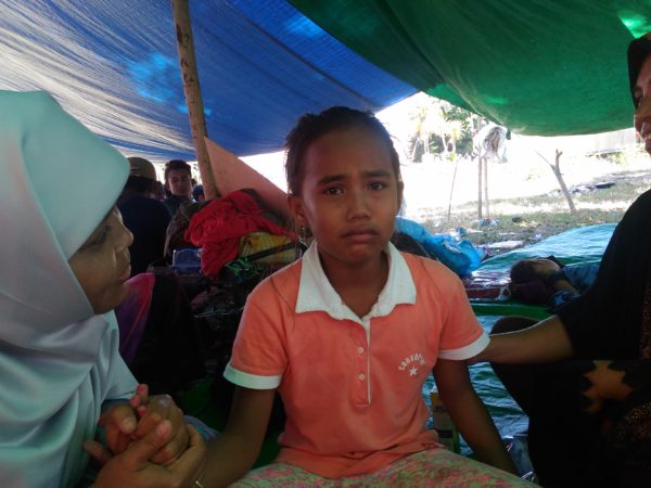 fotobim: Syakira ditemani ibunya dan Ketua LPA Kota Bima di bawah tenda darurat Oi Katupa. 