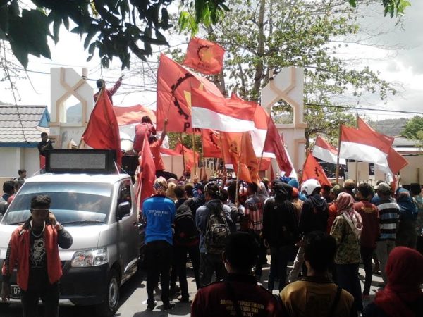 Massa Oi Katupa saat aksi di depan Kantor Pemkab Bima, Kamis.