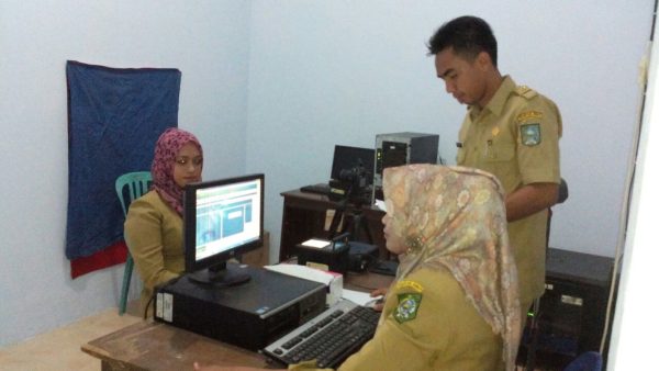 Petugas Camat Woha saat merekam data pengurusan e-KTP.
