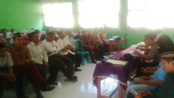 Masyarakat yang terlibat dalam acara sosialisasi pemberantasan penyakit masyarakat di aula Kantor Desa Rade.