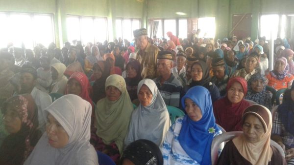 Warga penerima ZIS di Kecamatan Bolo, Kamis.
