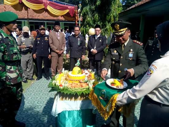 FOTO DEDY : Pemotongan tumpeng HUT ke-71 TNI oleh Dandim 1608/Bima usai upacara peringatan, Rabu (05/10/2016).