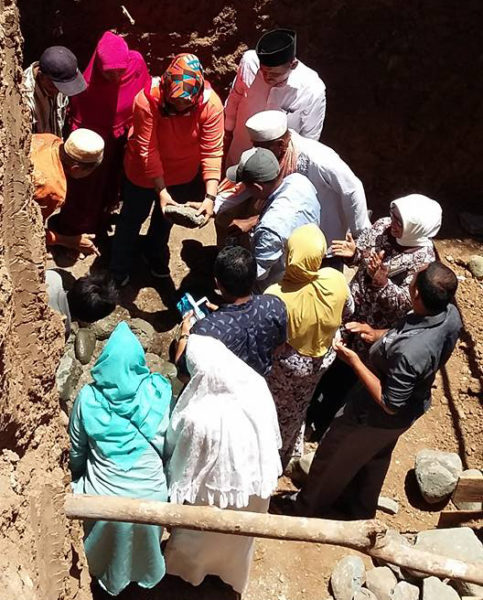 dokhumas: Bupati Bima saat meletakan batu pertama pembangunan menara Masjid Jami Al-Ihlas Desa Ncera, Minggu siang.