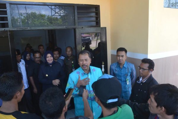 Wali Kota Bima, HM Qurais H Abidin, dihadapan wartawan usai bertemu dengan Bupati Bima.