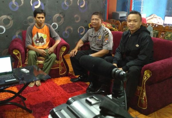 Pelaksana Tugas Kabag Humas Polres Bima Kota, IPDA Suratno (tengah) saat berkunjung ke redaksi Bimeks Group.