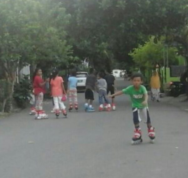 DOKDAYAT: Anak-anak yang bermain sepatu roda di Kelurahan Rabangodu Utara. 