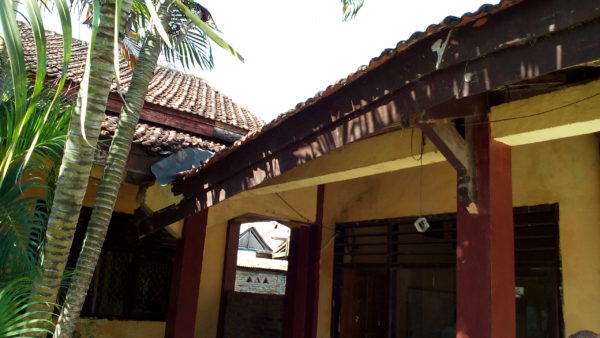 FOTO HERMAN: Kondisi atap SDN Inpres Rabakodo yang kini rusak parah. Pihak sekolah mengharapkan pemerintah segera memerhatikannya.