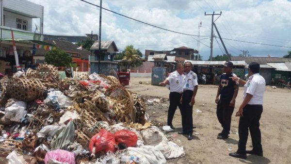 Kadishubkominfo Kabupaten Bima, Zunaidin saat melihat tumpukan sampah di Terminal Tente.