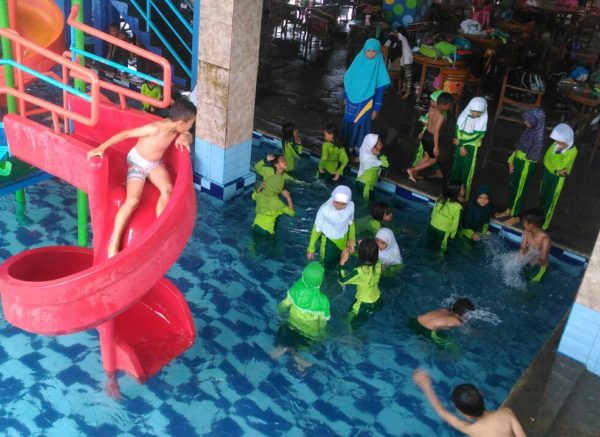 BIM: Anak-anak saat memasuki kolam dan larut dalam kegembiraan.