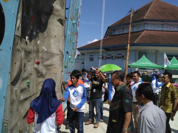 Wali Kota Bima, HM Qurais membuka kejuaraan panjat tebing pelajar se Kota Bima.