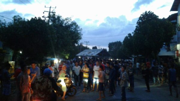 Foto Oyan: Warga Desa Bolo saat memblokir jalan Rabu (26/10) sore.