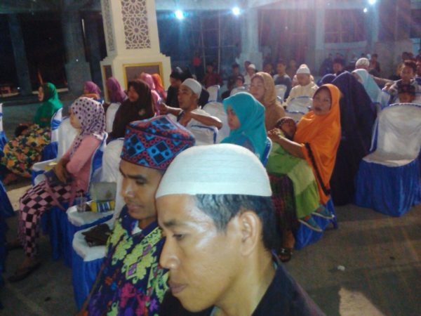 Foto Nas: Pengunjung dan pembina qaria/qariah saat mendengarkan suara peserta.