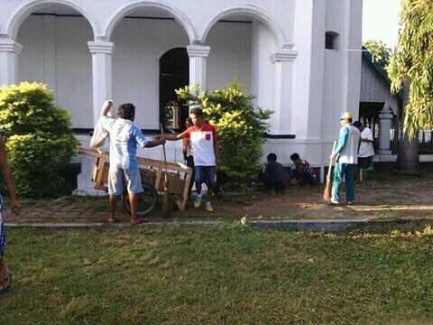 Anggota Madasigi saat bergotong-royong membersihkan halaman Masjid  Sultan M Salahudin. 