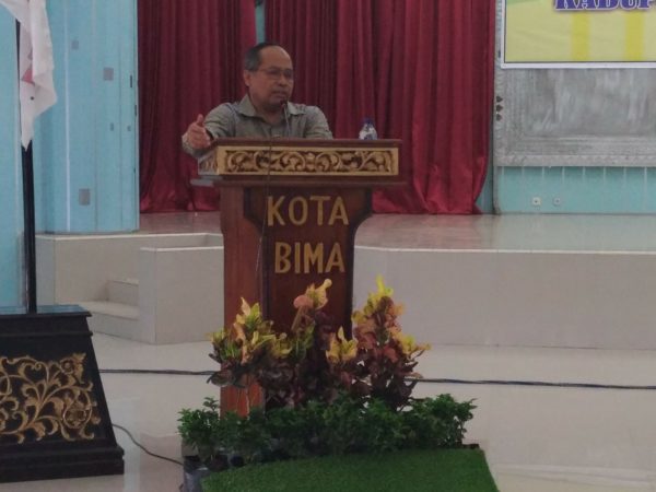 Rektor Unram, Prof. Ir. Sunarpi, Ph.D. menyampaikan sambutan saat prlantikan Pegurus IKA Unram Kota dan Kabupaten Bima.