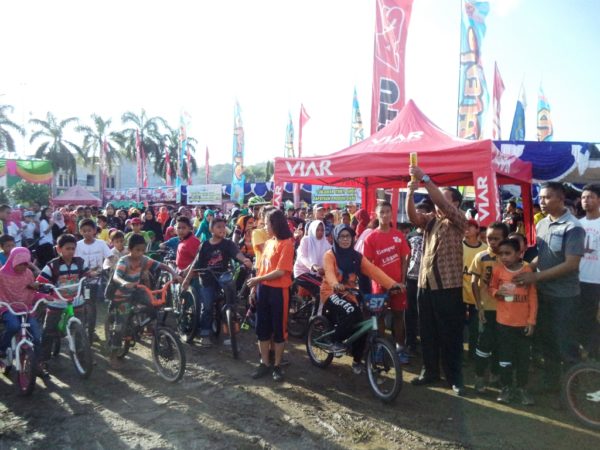 PLT Sekda, Drs H Mukhtar Landa saat melepas peserta Fun Bike Hokky Mart.