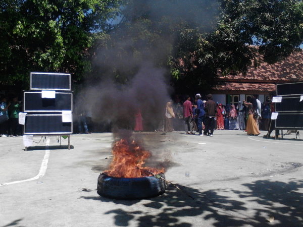 Aksi bakar ban yang dilakukan mahasiswa IAI Muhammadiyah Bima.