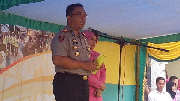 Mantan Kapolres Bima, AKBP Gatut Kurniadin, didampingi istri menyampaikan kata perpisahan.