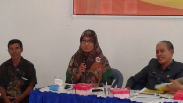 Salmah menyampaikan materi pada kegiatan penyuluhan WUB di aula Kantor Kecamatan Bolo, Kamis (24/11).
