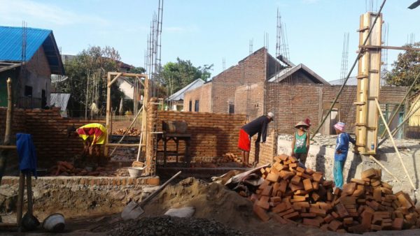 Foto OYAN: Rumah warga Desa Timu yang sedang dibangun kembali pascaperistiwa kebakaran beberapa waktu lalu.