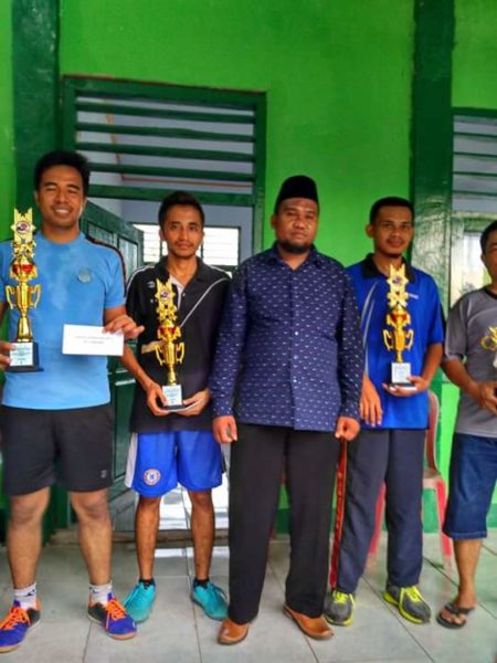 Pimpinan PDM Kabupaten Bima Abdul Malik  bersama para juara usai penyerahan hadiah. 