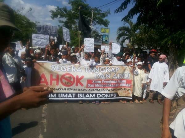 Umat Islam di Kabupaten Dompu mendesak Ahok dihukum.