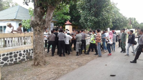 Aksi di depan Kantor Desa Tonda berujung kericuhan.