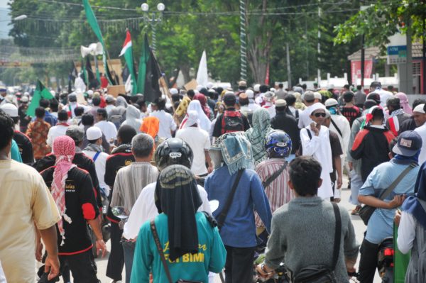 Massa Aksi Bela Islam Jilid III Bima, saat menuju Pengadilan Negeri Raba Bima, Jumat (2/12).