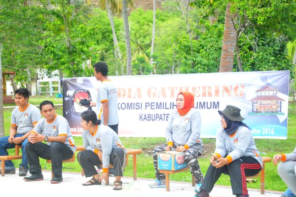 Media Gathering KPU Kabupaten Bima di Taman Pantai Kalaki,, Sabtu.