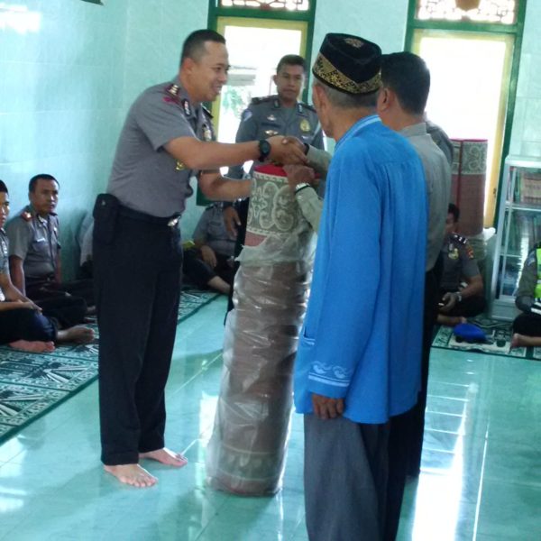 Kapolres Bima Kota, AKBP Ahmad Nurmain Ismail, SIK saat menyerahkan bantuan karpet pada pengurus BKM Masjid Al Ihlas Polres.