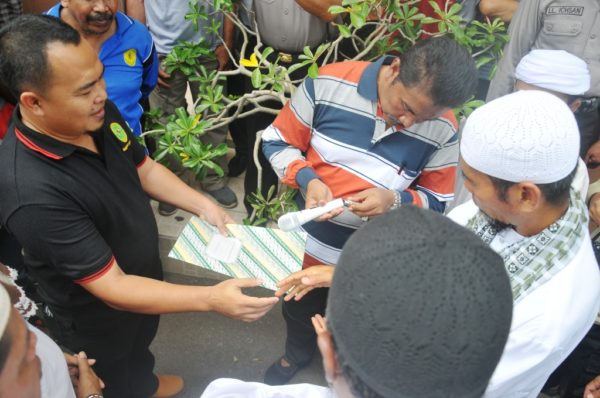 Humas PN Raba Bima, Dedy Harianto, SH, menerima petisi 212 Umat Islam Bima.