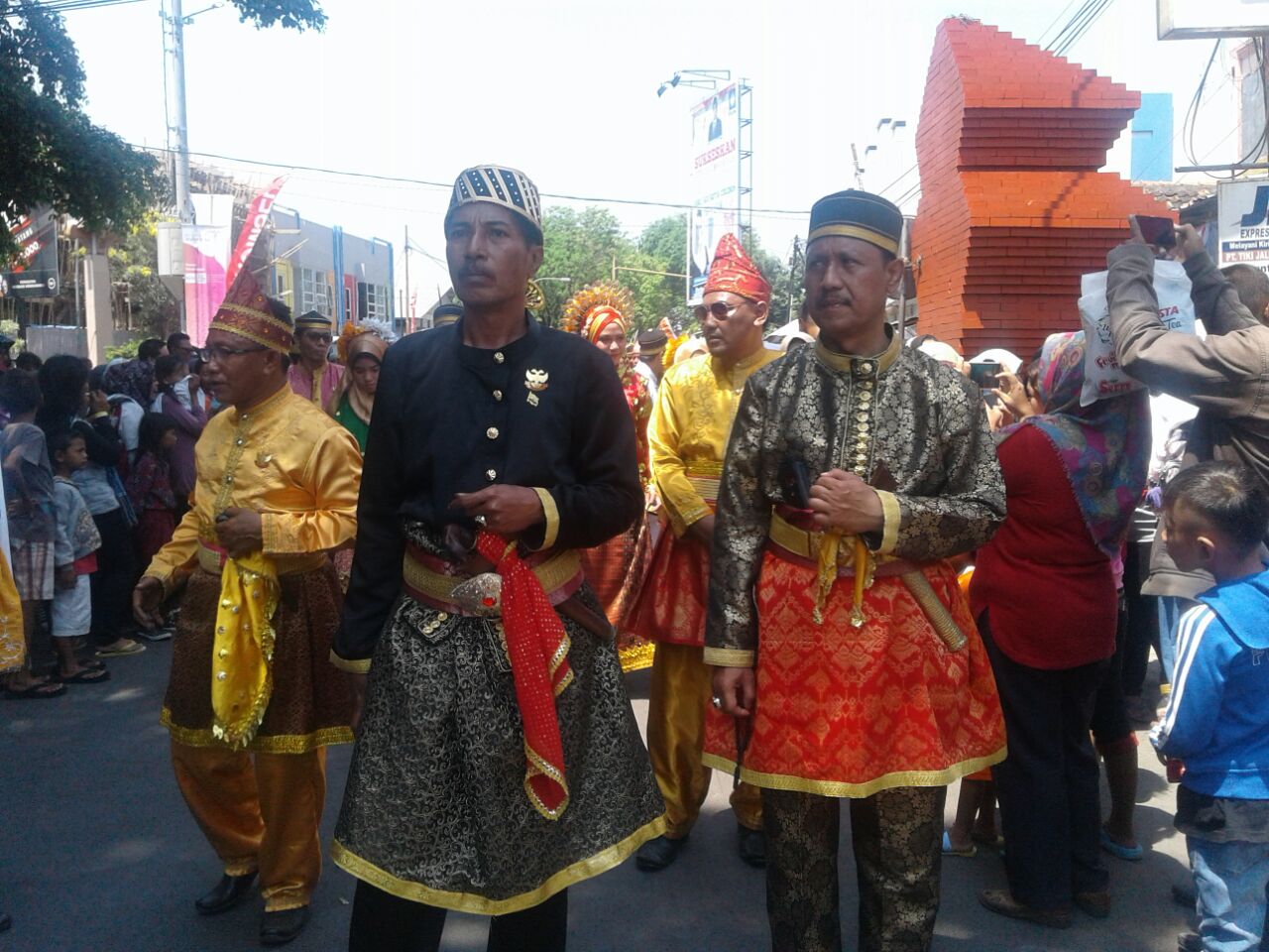  Pakaian  Adat  Mbojo Ditampilkan di FKN Cirebon Bimakini